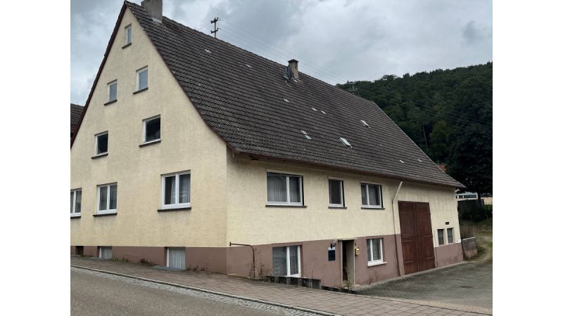 Großzügiges Wohnhaus mit Scheune und großem Grundstück direkt im Ortskern, Bild 2