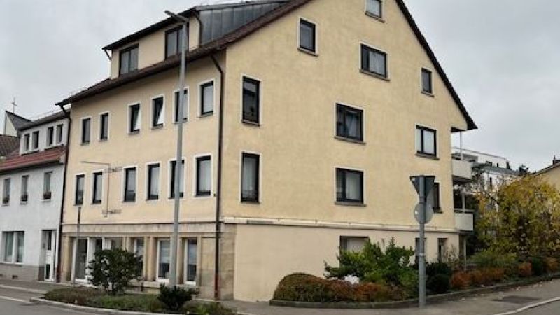 3 Wohneinheiten und eine Gewerbeeinheit! MFH mit Potenzial in zentraler Lage