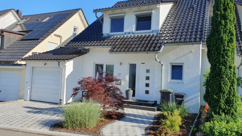 Top gepflegte Doppelhaushälfte mit viel Platz für die ganze Familie in beliebter Wohnlage, Bild 1